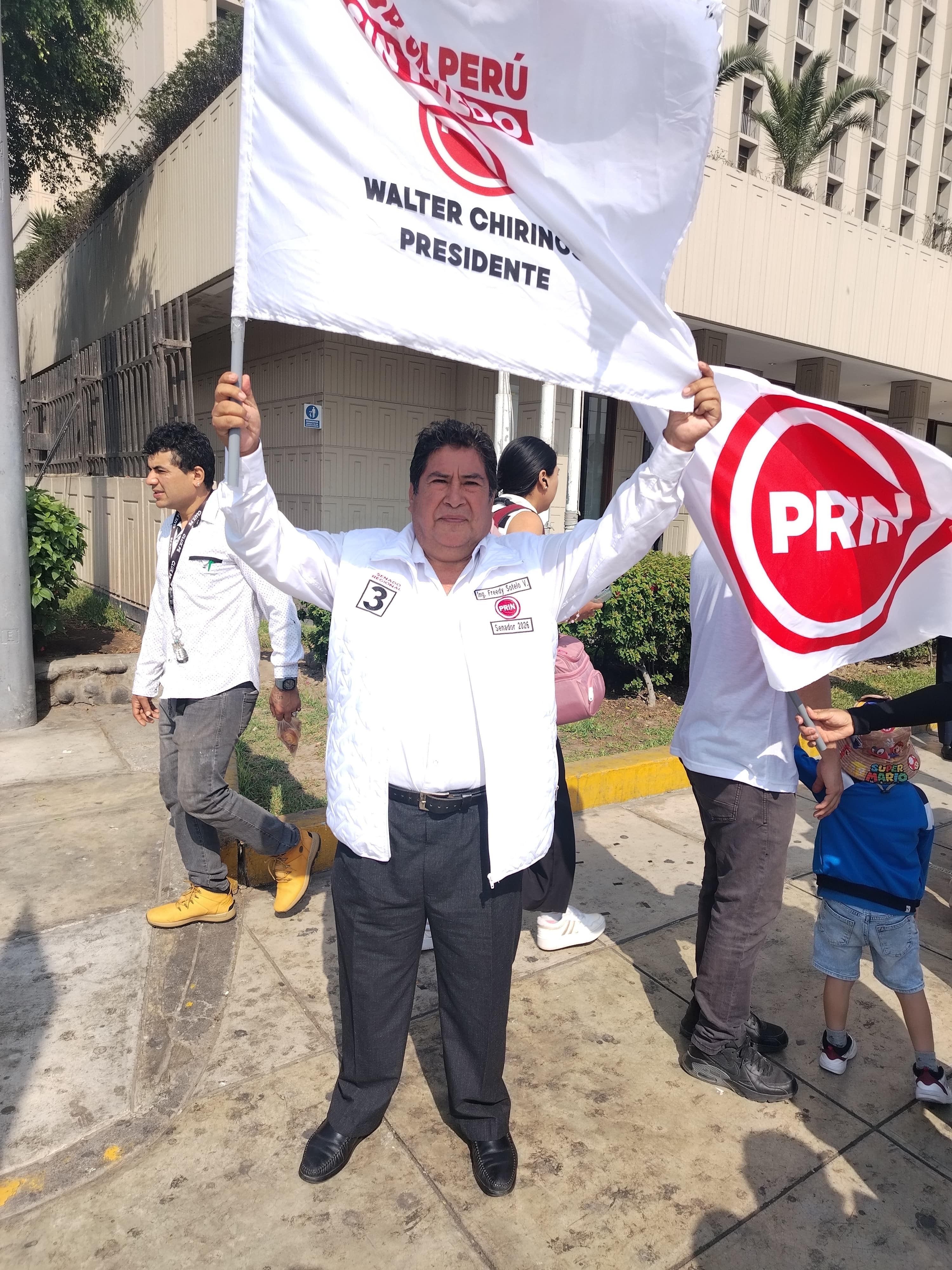 Freedy Sotelo Valer — Senador PRIN N°3, brazos en alto