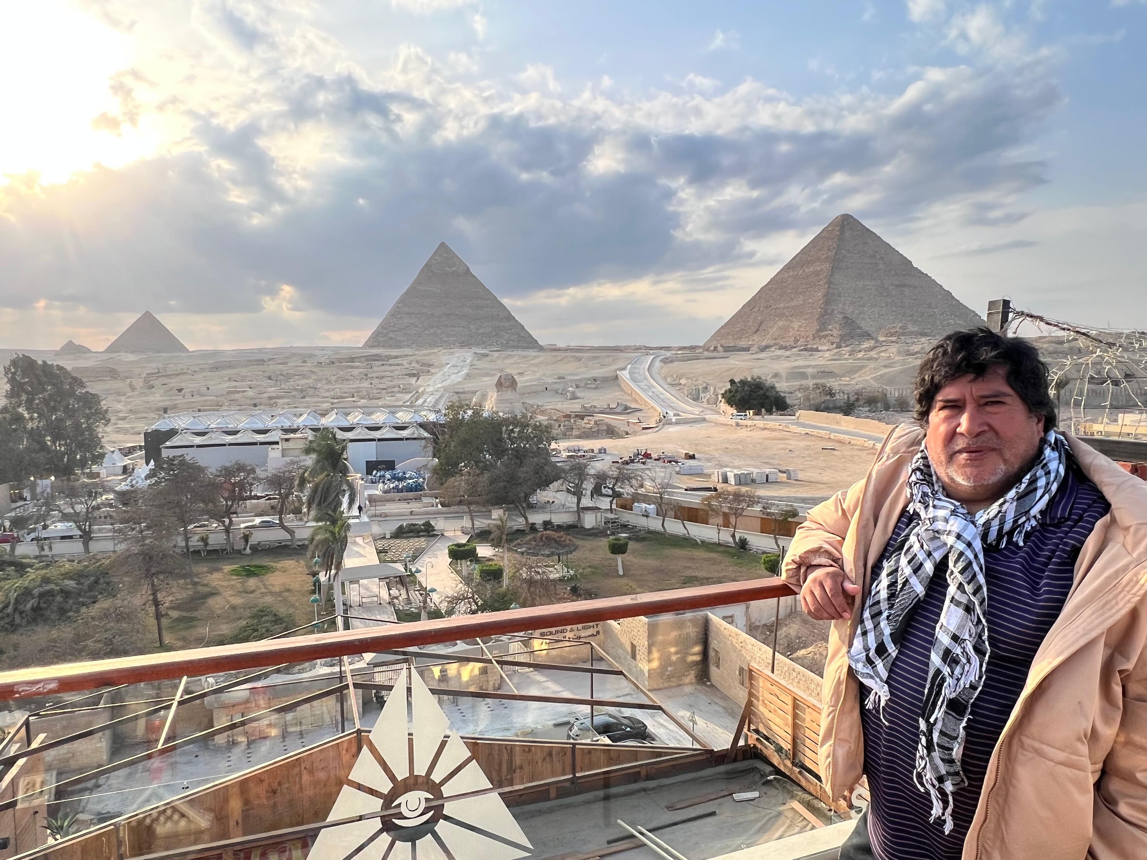 Freedy Sotelo frente a las Pirámides de Giza — Egipto