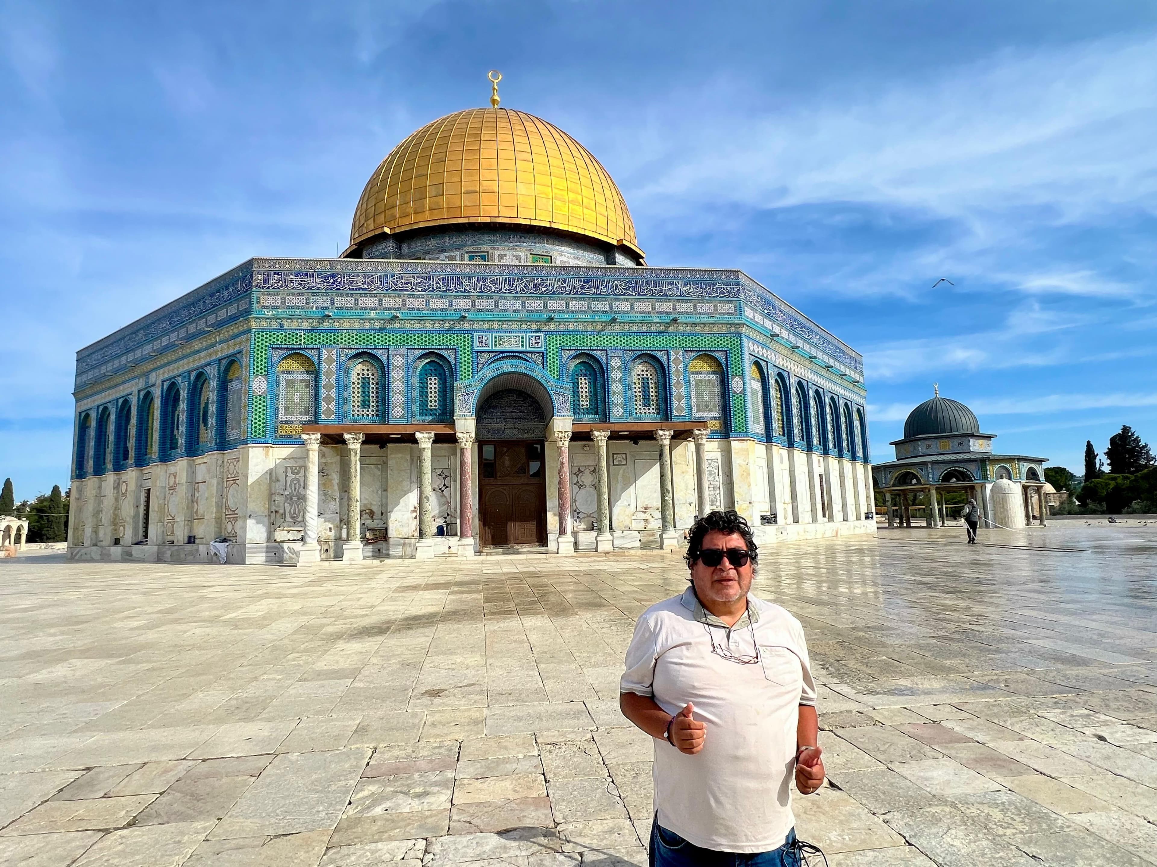 Freedy Sotelo frente a la Cúpula de la Roca — Jerusalén