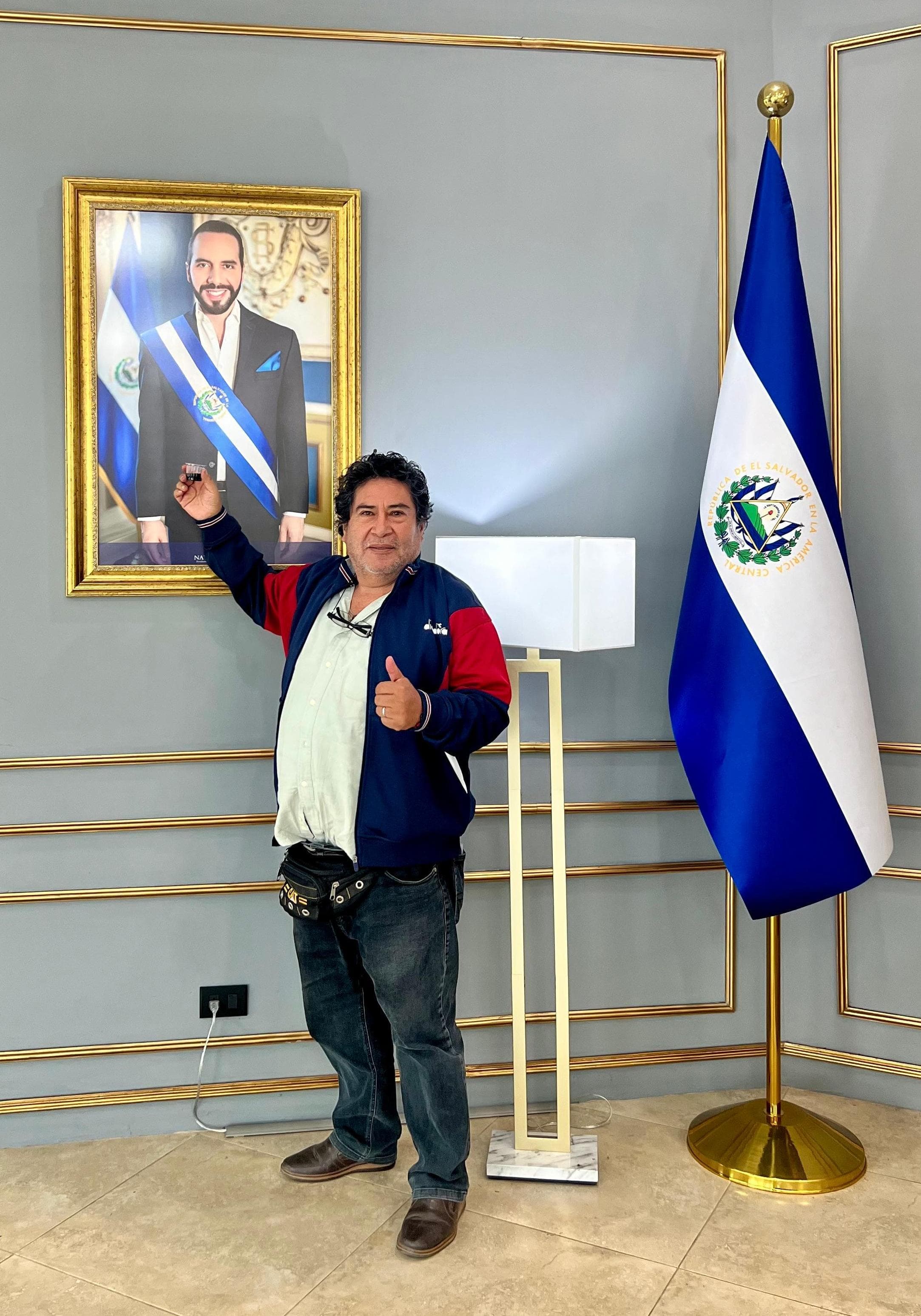Freedy Sotelo ante las banderas de El Salvador